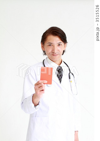 レッドカードを出す医師 3515526