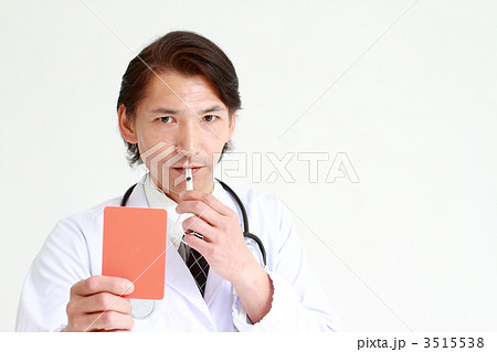 レッドカードを出す医師 3515538
