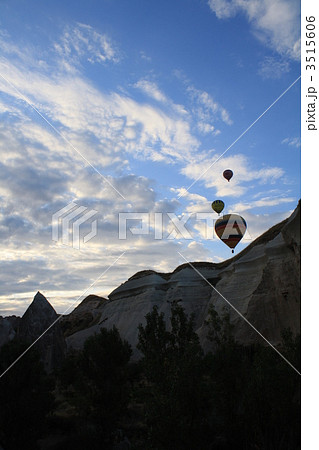 トルコ　気球と奇岩群のシルエット 3515606