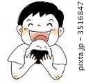 おにぎりをほおばる男の子 3516847