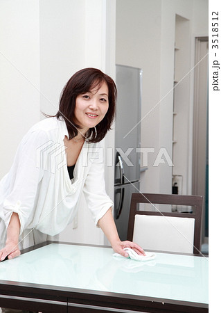 テーブルを拭く主婦 テーブルを拭く主婦 3518512