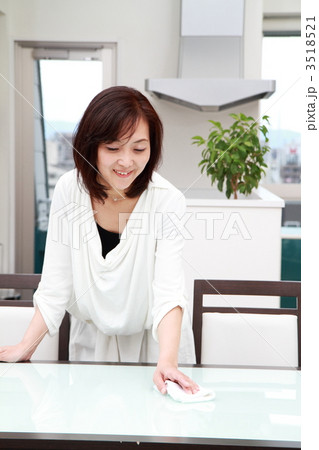テーブルを拭く主婦 3518521