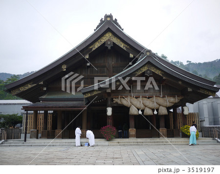 出雲大社　拝殿を浄める 3519197