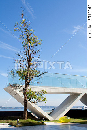 海の見えるモダンなテラス 3519569