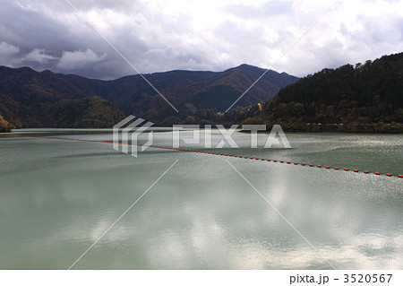 秋の奥多摩湖 3520567
