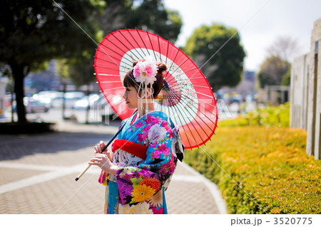 横を向く女性 3520775