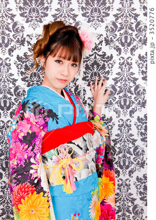 もたれかかる女性 3520776