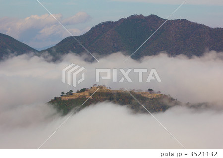 雲海に浮かぶ竹田城跡 3521132