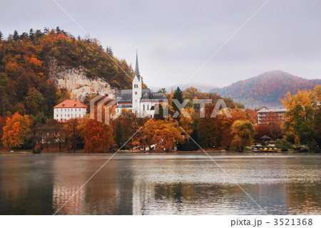 スロベニア 紅葉のブレッド湖 ユリアンアルプスの写真素材