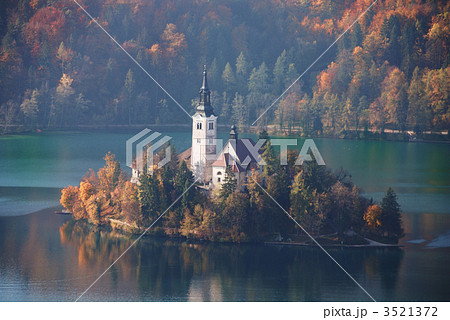 スロベニア・紅葉のブレッド湖 聖母被昇天教会 スロベニア・紅葉のブレッド湖 聖母被昇天教会 3521372