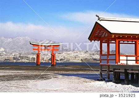 冬の朝　雪の宮島 3521925