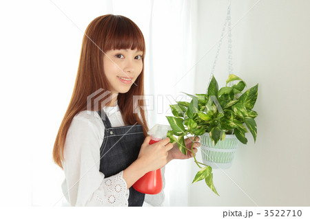水をあげる女性 3522710