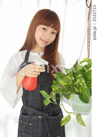 水をあげる女性 3522715