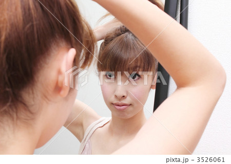 髪を束ねる女性 3526061