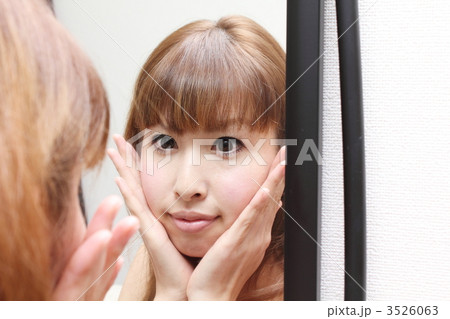 肌をチェックする女性 3526063