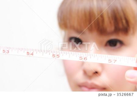 メジャーを見つめて考える女の子 メジャーを見つめて考える女の子 3526667