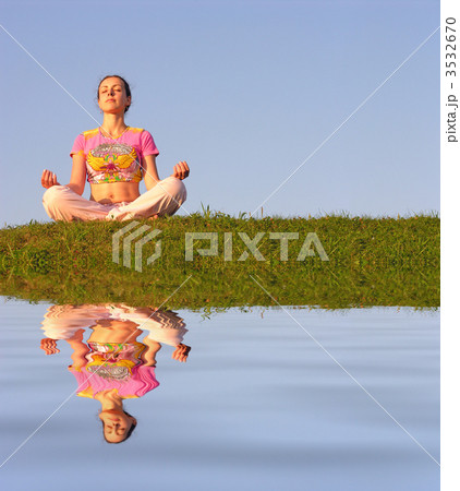 girl meditation blue sky 3532670