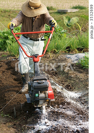 畑仕事をする男性 3532699