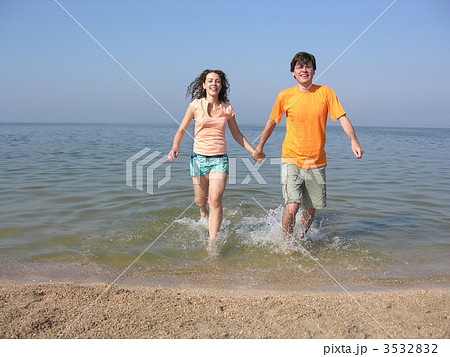 couple run on beach 3532832