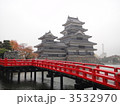 雨の松本城 3532970