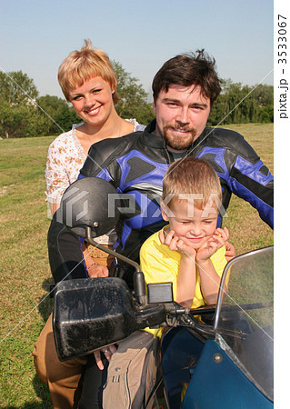 family on bike 3533067