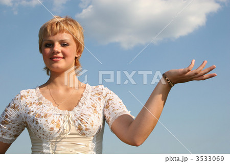 girl with hand 3533069