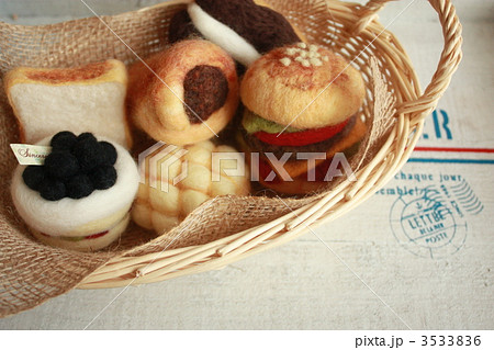 羊毛フェルトのパン屋さんの写真素材