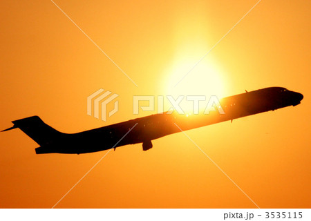 影 飛行機 夕日の写真素材