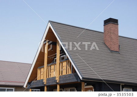 ログハウス風住宅 三角屋根の住宅の写真素材