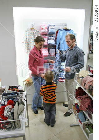 parents with child in shop parents with child in shop 3536954