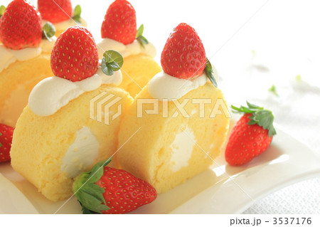 苺のロールケーキ 3537176