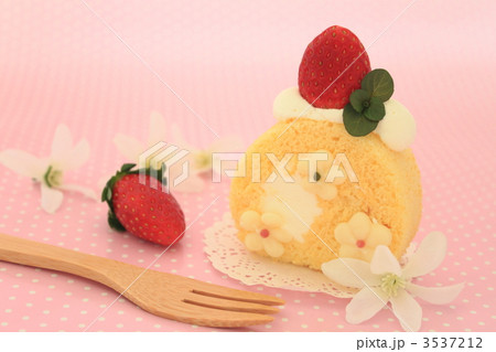 苺のロールケーキ 苺のロールケーキ 3537212