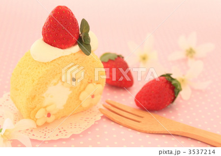 苺のロールケーキ 3537214