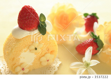 苺のロールケーキ 3537222