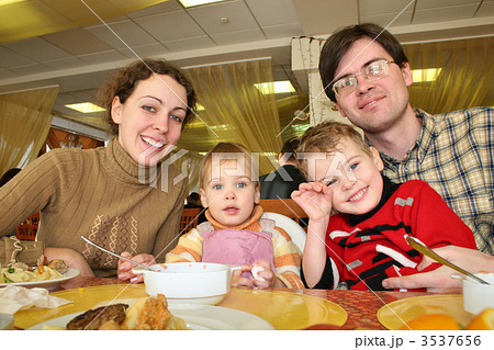 family hotel dinner 3537656