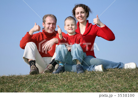 family with bou OK gesture on meadow 3538100