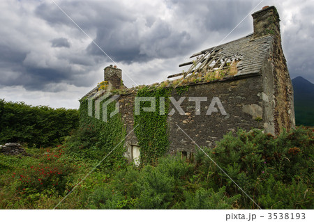 Abandoned house 3538193