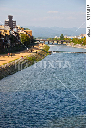 四条大橋と鴨川の流れ（京都市） 3538613
