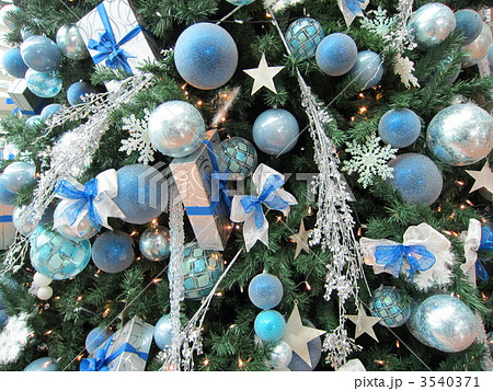 クリスマス ブルーのオーナメント１の写真素材