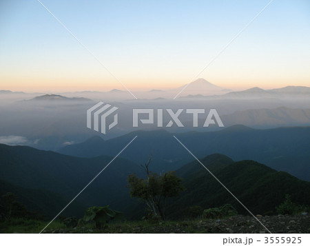 「鷹ノ巣山」山頂より日の出 3555925