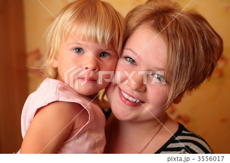girl with  child on hands 3556017