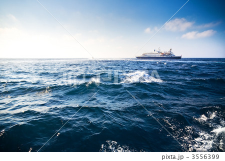 Sea travel 3556399