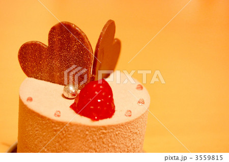 ハートのチョコのついたケーキ 3559815