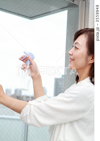 窓を拭く主婦 3559949