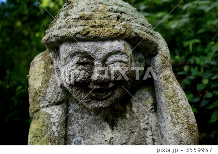 鹿児島県内には、豊作を祈願する田の神が約２５００体あり、笑顔の田の神は珍しい。 3559957