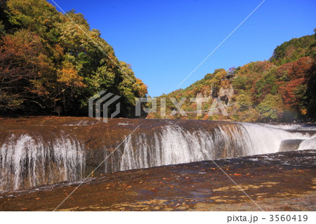 秋の紅葉と吹割の滝 3560419