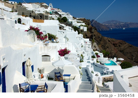 ギリシャ サントリーニ島イアのホテル風景の写真素材