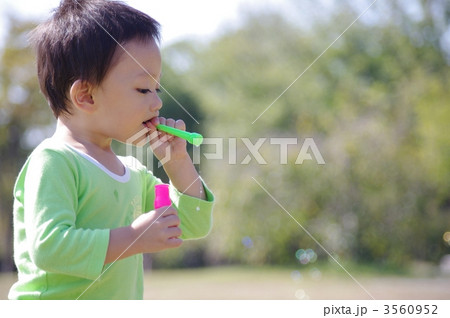 シャボン玉を吹く子供 シャボン玉を吹く子供 3560952