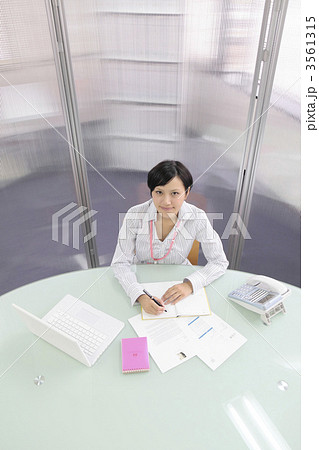 オフィス デスクワークをするビジネスウーマン オフィス デスクワークをするビジネスウーマン 3561315