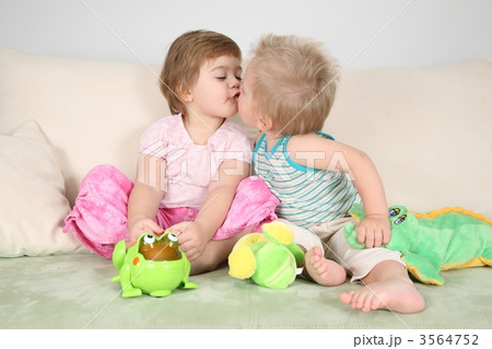 two children kissing on  sofa 3564752